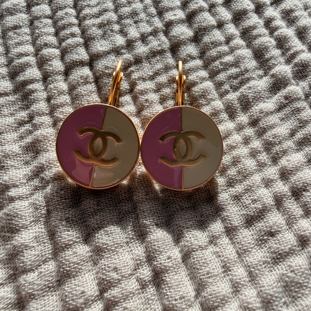 💖CHANEL Pink and White CC Round Drop Earrings with Gold-Tone Logo🤍 - Picture 7 of 12